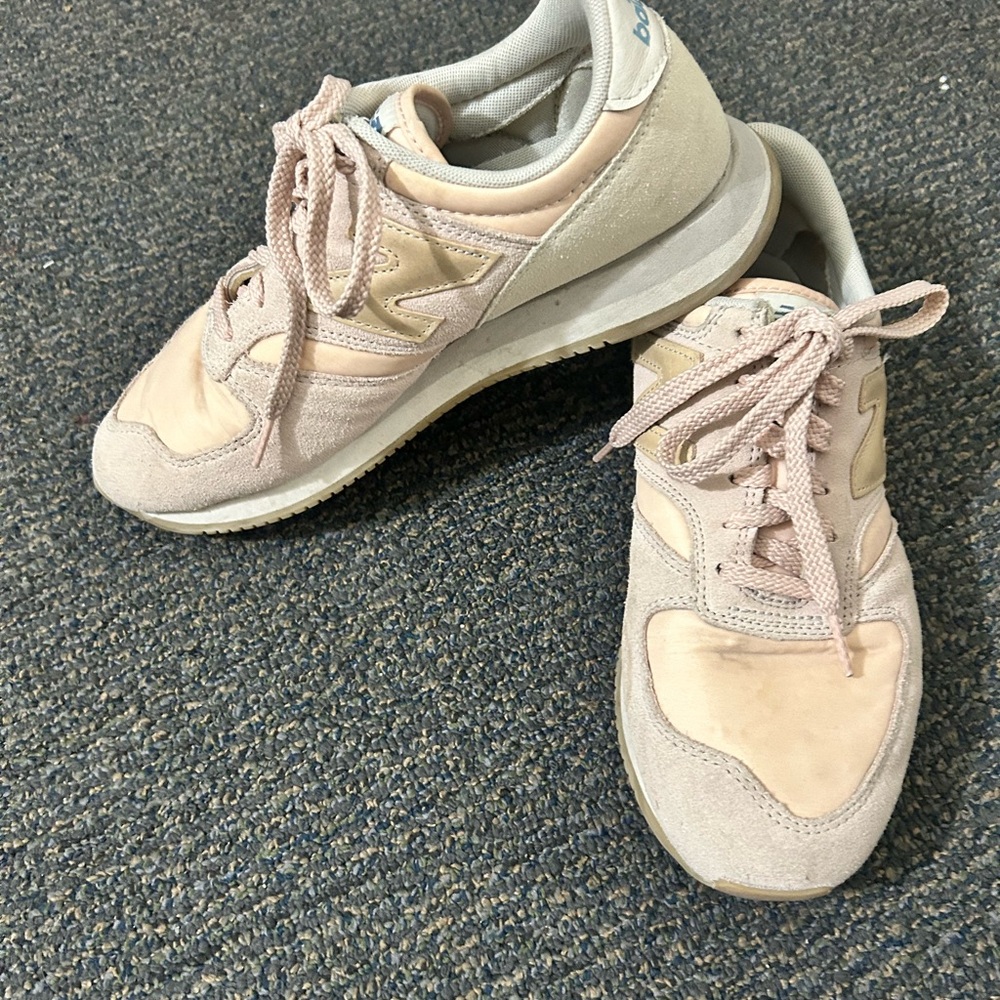 New Balance cream Sneakers 8/8.5